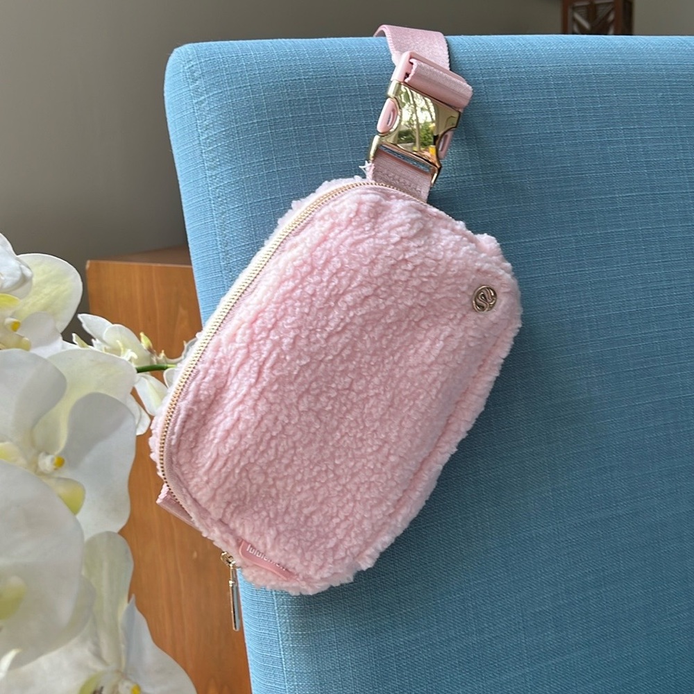Lululemon Pink Fleece Everywhere Bag 1L with Gold zip and clip ⭐️